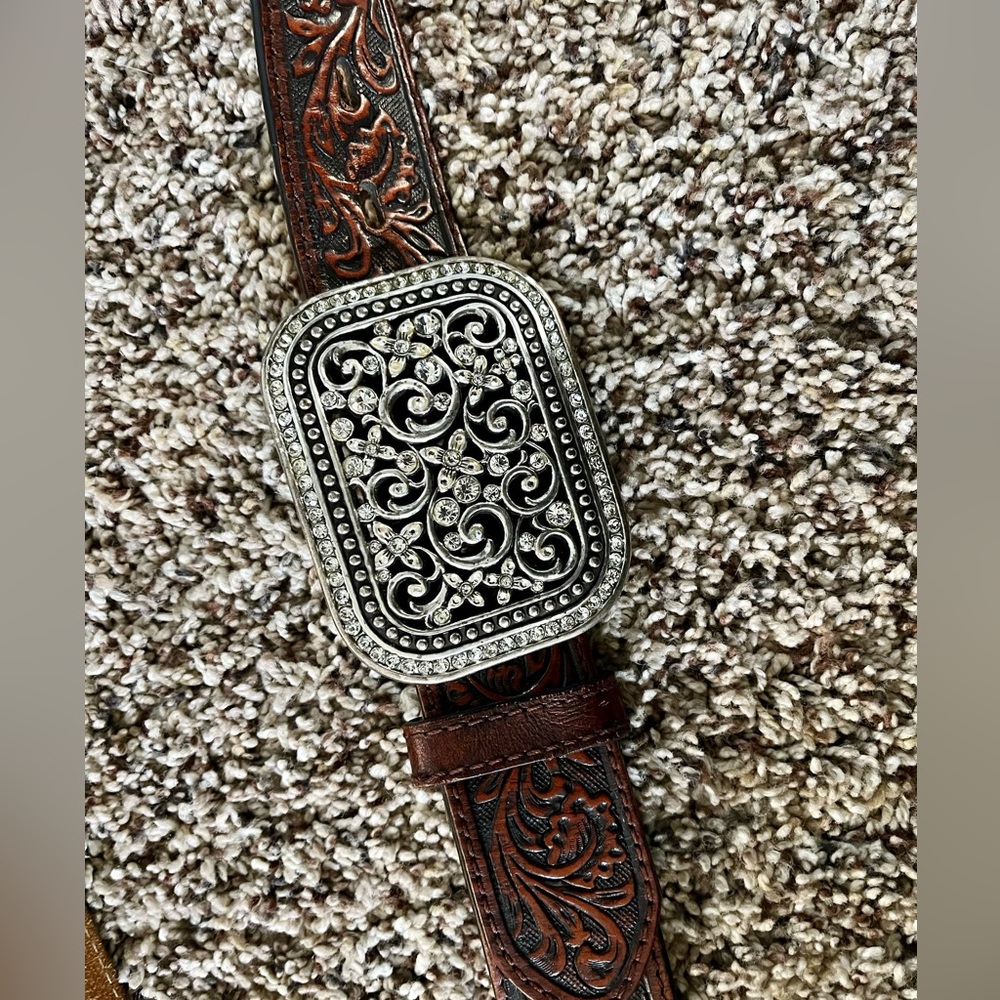 Women’s Ariat belt with silver buckle